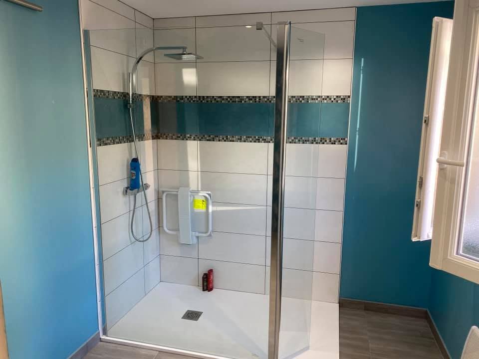 Douche à l'italienne avec paroi en verre et faïence bleu paon, réalisée par Aqua-Volt