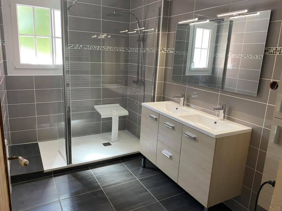 Meuble vasque double avec miroir et papier peint floral bleu, réalisation Aqua-Volt