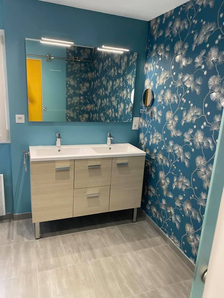 Salle de bain grise avec douche à l'italienne et double vasque, réalisation Aqua-Volt